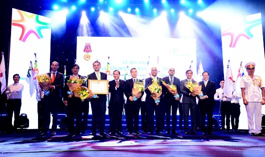 Ban Giám đốc FrieslandCampina Việt Nam nhận Bằng khen và Huân chương Lao động hạng Nhất