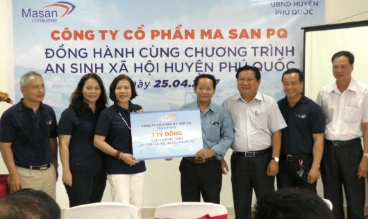 Bà Nguyễn Hoàng Yến, TGĐ Masan PQ trao tặng 1 tỷ đồng cho đại diện UBND huyện Phú Quốc