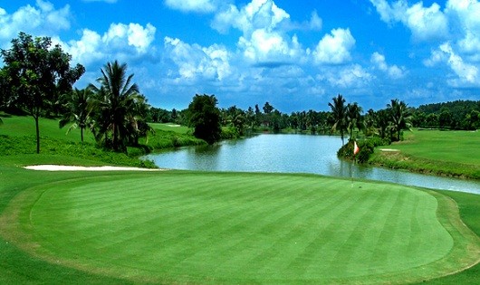 Chơi  golf vào ngày thường khoảng1,5 triệu đồng/người, giá cuối tuần từ 2-3 triệu đồng/người