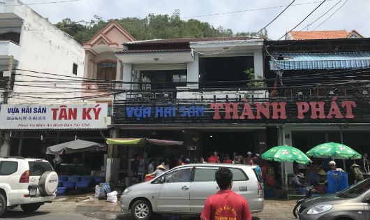 Hoạt động kinh doanh và chế biến  hải sản ngay trên vỉa hè của Vựa hải sản Thuận Phát