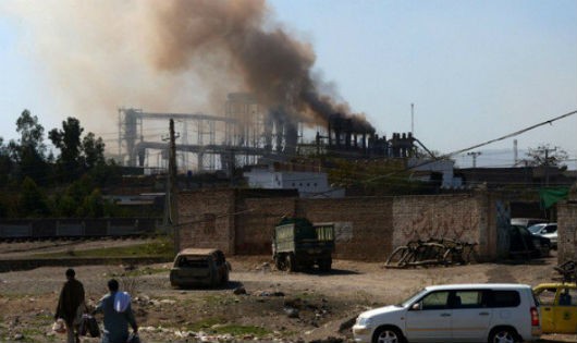 Một nhà máy ở thành phố Peshawar xả khói đen mù mịt ra môi trường