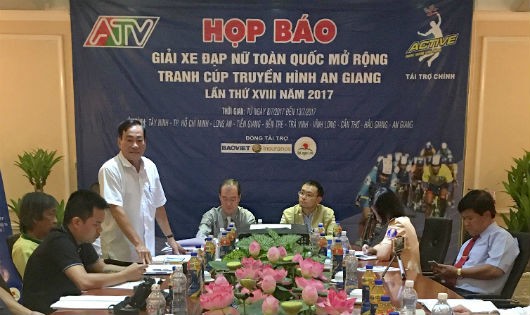 Ông Phạm Thế Triều, Phó giám đốc Sở Văn hoá - Thể thao - Du lịch tỉnh An Giang, Phó ban tổ chức (bên trái, hàng đầu) và ông Lê Nguyễn Đức Khôi, Trưởng phòng Quan hệ công chúng, Tập đoàn Tân Hiệp Phát (bên phải) chủ trì họp báo