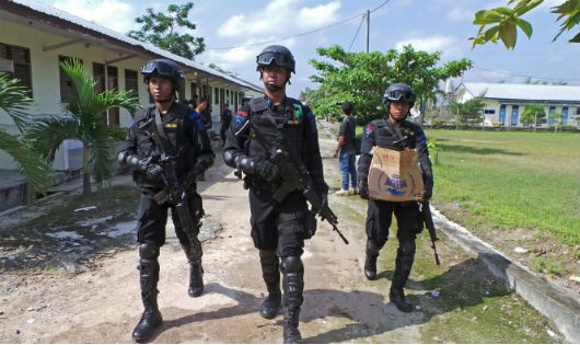 Thu giữ tang vật từ nhà một nghi can tấn công khủng bố ở Jakarta. Ảnh: Reuters