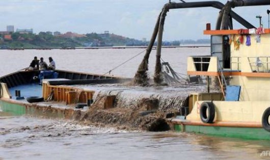 Một thuyền khai thác cát hoạt động trên sông Mekong ở Phnom Penh. Ảnh: AFP/TTXVN