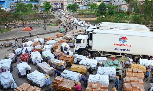 Nhộn nhịp ở cửa khẩu Bắc Phong Sinh (huyện Hải Hà, Quảng Ninh)