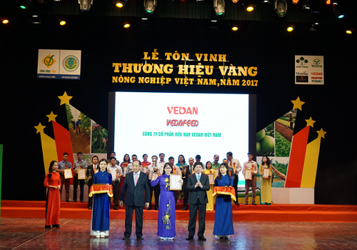 Sản phẩm phụ gia thức ăn chăn nuôi Vedafeed đạt Thương hiệu vàng Nông nghiệp Việt Nam 2017