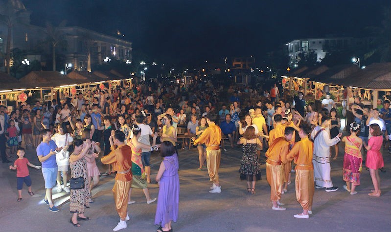 Lễ hội văn hóa Lào thu hút hơn 2000 người tham gia