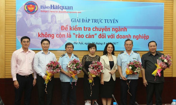 Các khách mời tham gia giải đáp trực tuyến