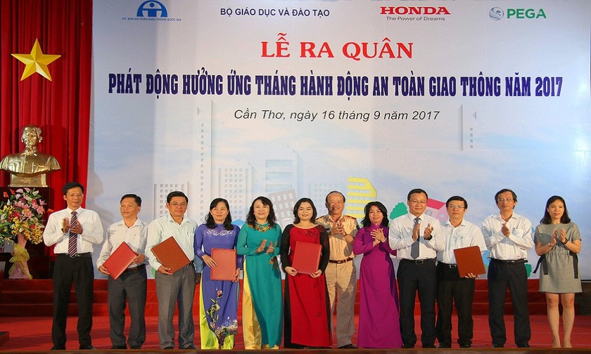 Lễ ra quân phát động hưởng ứng “Tháng hành động an toàn giao thông” năm 2017