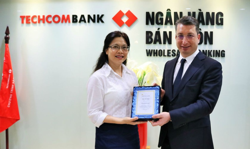 Đại diện Techcombank nhận giải thưởng Thanh toán xuất sắc từ Bank of New York Mellon