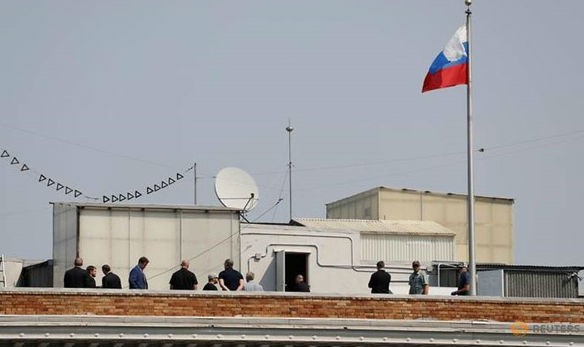 Một số người được nhìn thấy trên mái nhà của Tổng lãnh sự quán Nga ở San Francisco, California, Mỹ, ngày 2/9. Ảnh: Reuters/Zing