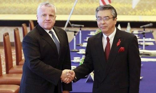 Thứ trưởng Ngoại giao Mỹ John Sullivan và người đồng cấp Nhật Bản Shinsuke Sugiyama tại cuộc gặp ngày 17/10. Ảnh: AP/QĐND
