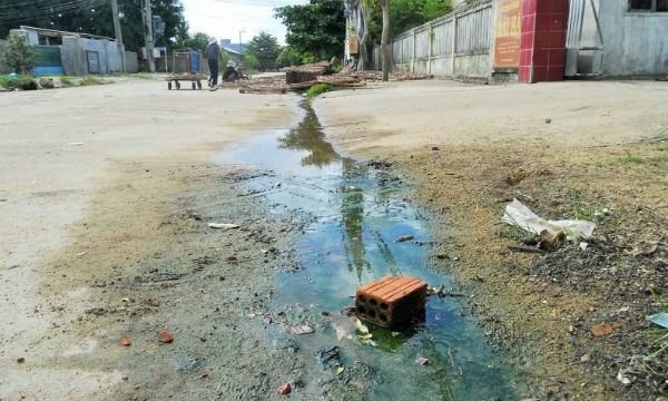 Một số cơ sở để nước thải chảy tràn ra ngoài, tù đọng ven đường, gây ảnh hưởng môi trường