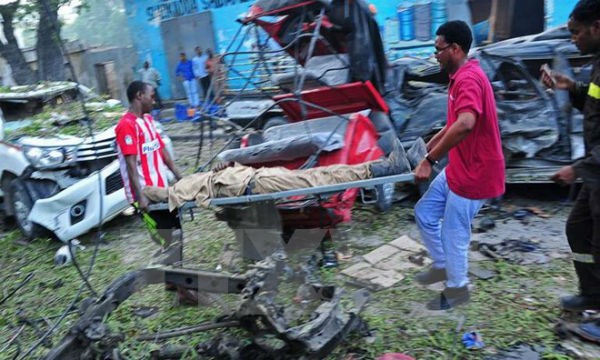 Chuyển thi thể nạn nhân thiệt mạng tại hiện trường vụ đánh bom xe. Nguồn: AFP/TTXVN