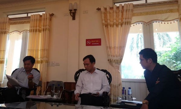 Lãnh đạo UBND thị xã Phổ Yên trao đổi với phóng viên