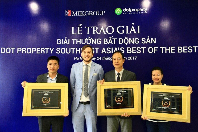 Đại diện Dot Property Awards trao chứng nhận giải thưởng cho MIKGroup