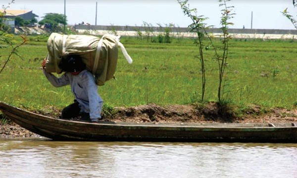 Tận dụng nước lũ ngập trắng đồng, các đối tượng thực hiện hành vi buôn lậu. Ảnh minh hoạ