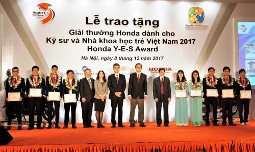 Các sinh viên xuất sắc nhận giải thưởng chụp ảnh lưu niệm cùng các đơn vị tổ chức. Ảnh: TTXVN