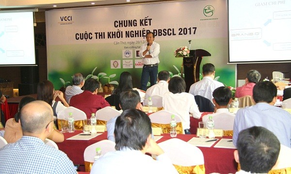 Thí sinh tham gia cuộc thi thuyết trình về sản phẩm và dự án khởi nghiệp trước Ban Giám khảo