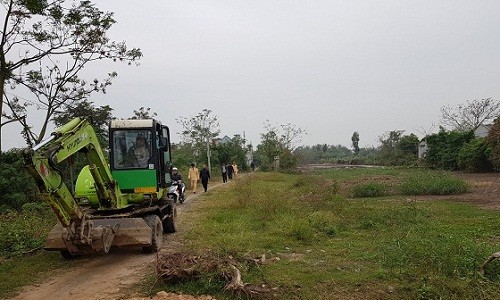 Máy xúc được bà Hân thuê để phá dỡ hàng rào của bà Nguyệt