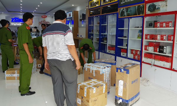 Lực lượng chức năng niêm phong 17 thùng hàng hoá tại cửa hàng ZShop Cần Thơ