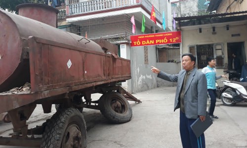 Vào lúc 9’30’, ngày 9/1/2018 lãnh đạo và nhân viên của Tổng Công ty Vận tải thủy – Công ty Cổ phần mang xe kéo rơ-moóc đặt ngay trước cổng ra vào nhằm bịt lối đi lại của người dân Tổ 12D ra ngõ 920 Bạch Đằng