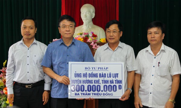 Cán bộ, công chức, viên chức Bộ Tư pháp quyên góp hỗ trợ đồng bào huyện Hương Khê (Hà Tĩnh) 300 triệu đồng