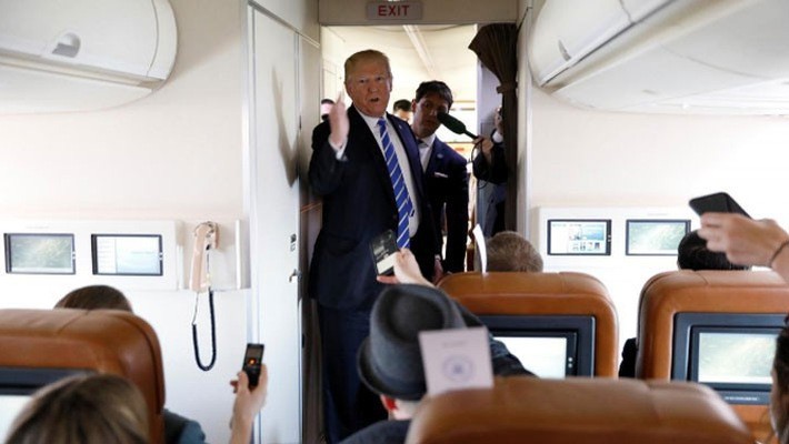Tổng thống Mỹ Donald Trump phát biểu trước các nhà báo trên chuyên cơ Không lực 1 ngày 5/4 - Ảnh: Reuters/VnEconomy