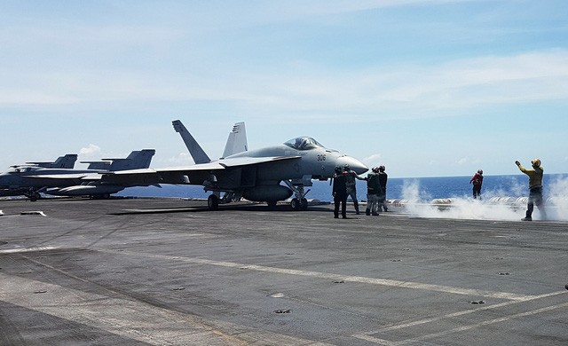 Ngày 10/4, khi nhóm tàu di chuyển trên Biển Đông, các máy bay chiến đấu F-18 đã có cuộc diễn tập kéo dài khoảng 20 phút trên tàu sân bay USS Theodore Roosevelt (Ảnh: Reuters/Dân trí)