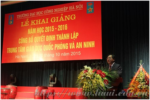 Nhà giáo nhân dân, PGS.TS Trần Đức Quý - Hiệu trưởng Trường Đại học Công nghiệp Hà Nội tại Lễ khai giảng năm học 2015-2016 và công bố Quyết định thành lập Trung tâm Giáo dục Quốc phòng và An ninh