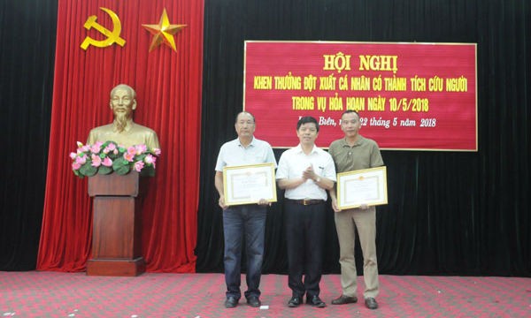 Khen thưởng đột xuất 2 cá nhân cứu 6 người trong vụ cháy tại Long Biên. Ảnh: Linh Vũ
