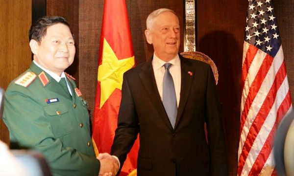 Bộ trưởng Bộ Quốc phòng Ngô Xuân Lịch và Bộ trưởng Quốc phòng Hoa Kỳ James Mattis