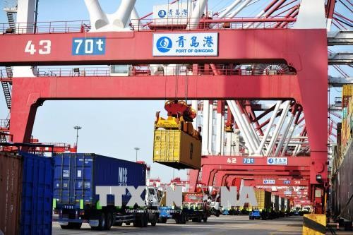 Xếp dỡ hàng hóa tại cảng ở Thanh Đảo, tỉnh Sơn Đông, miền đông Trung Quốc ngày 8/5. Ảnh: AFP/TTXVN