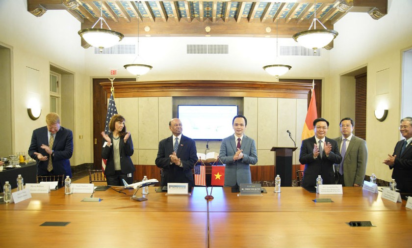 Lễ ký kết diễn ra tại Phòng Thương mại Mỹ dưới sự chứng kiến của Phó Thủ tướng Chính phủ Vương Đình Huệ