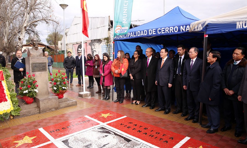 Phó Thủ tướng Vương Đình Huệ thăm và đặt vòng hoa tại công viên Hồ Chí Minh ở Thủ đô Santiago de Chile
