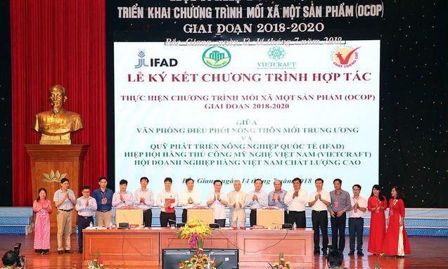 Lễ ký kết chương trình hợp tác thực hiện chương trình mỗi xã một sản phẩm (OCOP) giai đoạn 2018-2020... Ảnh Báo Dân trí