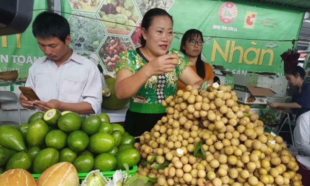 Nhãn Sơn La “cháy hàng” tại Siêu thị Big C Thăng Long (Hà Nội)