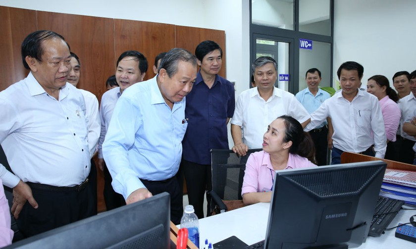 Phó Thủ tướng Thường trực Trương Hoà Bình thăm Trung tâm Hành chính công TP. Tam Kỳ. Ảnh: VGP/Lê Sơn