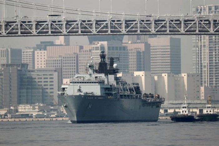 Tàu sân bay HMS Albion có trọng tải 22.000 tấn cập cảng Tokyo ngày 3-8. Ảnh: Reuters/HNM