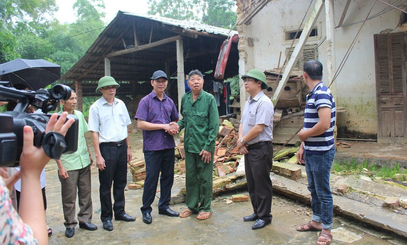 Đoàn từ thiện đến thăm nhà ông Hà Văn Kỳ - một trong những gia đình bị thiệt hại nặng do đợt lũ vừa qua