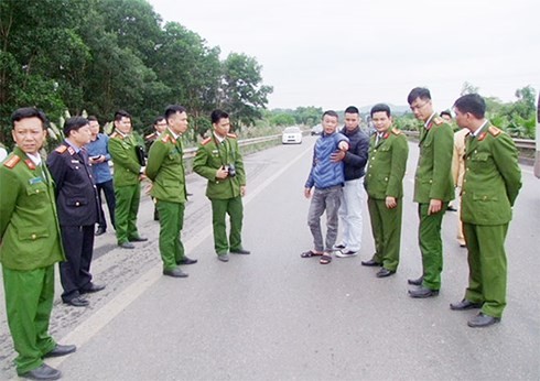 Đối tượng Hoàng Văn Trường chỉ nơi xảy ra vụ án. Ảnh VOV