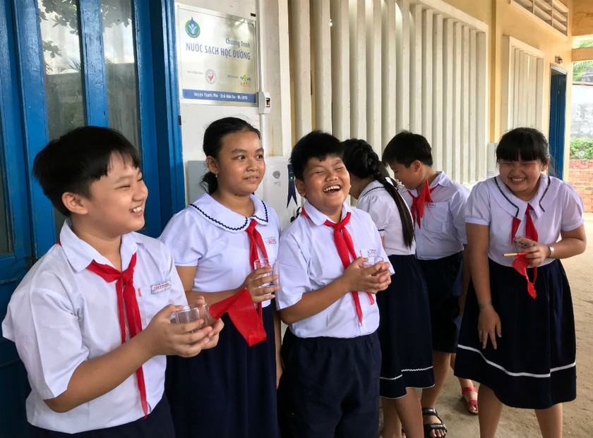 “Nước sạch học đường” mang niềm vui lớn đến khoảng 20.000 học sinh và giáo viên tại huyện Thạnh Phú, tỉnh Bến Tre