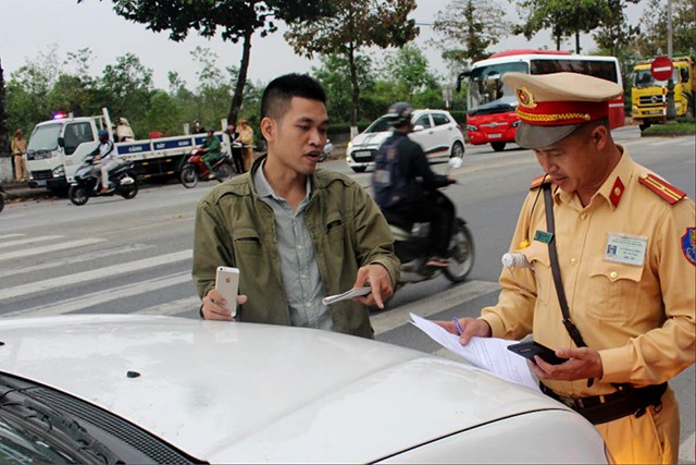 Lực lượng chức năng xử lý vi phạm “xe dù”. Ảnh Báo Thừa Thiên Huế