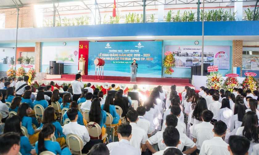 Toàn thể đại biểu, thầy cô giáo và các em học sinh chăm chú nghe thầy hiệu trưởng phát biểu