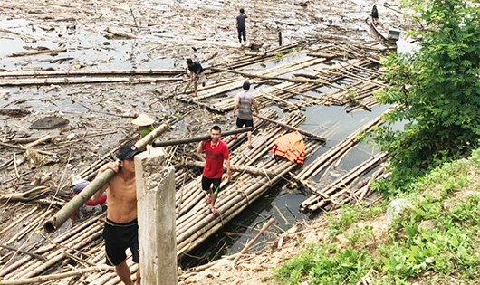 Lòng hồ thủy điện Bản Vẽ đang được dọn rác tích cực