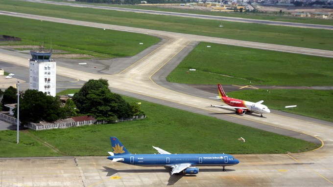 Để đảm bảo an toàn bay, mỗi ngày, Cảng Hàng không quốc tế Nội Bài phải kiểm tra đường băng 4 lần. Ảnh minh họa