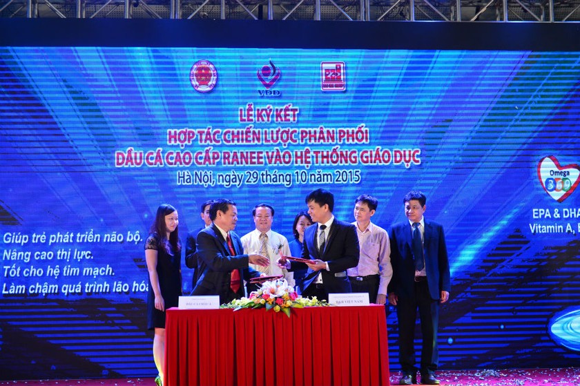 Tập đoàn Sao Mai ký kết với Công ty Cổ phần Thương mại Quốc tế B & B Việt Nam đưa Dầu ăn cao cấp Ranee vào hệ thống giáo dục dưới sự chứng kiến của GS. Tiến sĩ Lê Danh Tuyên (bìa phải)