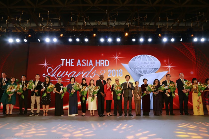 Đại diện các tổ chức và cá nhân được vinh danh với giải thưởng The Asia Human Resource Development 2018