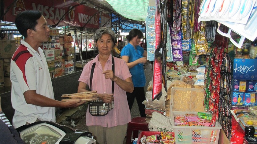 Đặng Anh Tú hàng ngày bán hàng nơi má nuôi vẫn ngồi khi xưa.