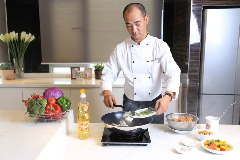 Siêu đầu bếp Tuấn Hải- Giám khảo MasterChef Việt Nam sử dụng Dầu ăn cao cấp Ranee để chế biến những món ăn ngon